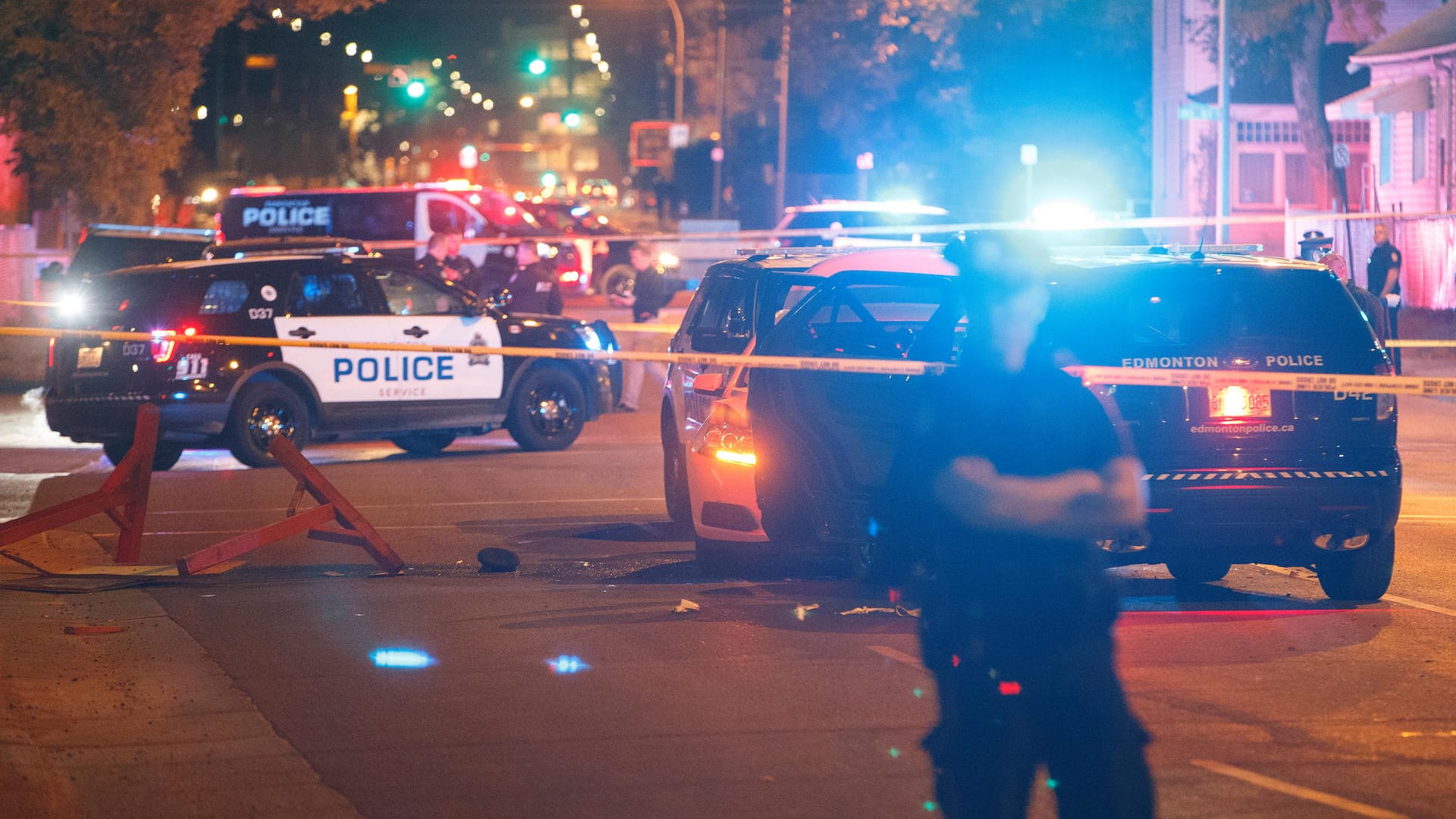 Polizisten sperren in Edmonton die Stelle ab, wo ein Fahrer einen Polizeiwagen gerammt hat, daraufhin ausstieg und mehrmals mit einem Messer auf einen Beamten einstach.