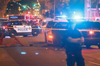 Polizisten sperren in Edmonton die Stelle ab, wo ein Fahrer einen Polizeiwagen gerammt hat, daraufhin ausstieg und mehrmals mit einem Messer auf einen Beamten einstach.