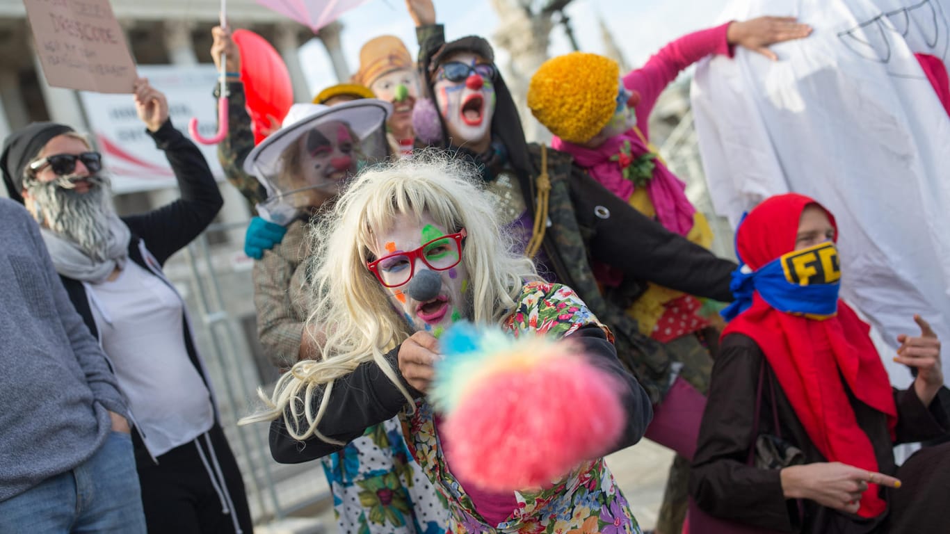 In Wien demonstrieren als Clowns verkleidete Personen gegen das Verschleierungsverbot
