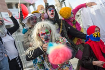 In Wien demonstrieren als Clowns verkleidete Personen gegen das Verschleierungsverbot