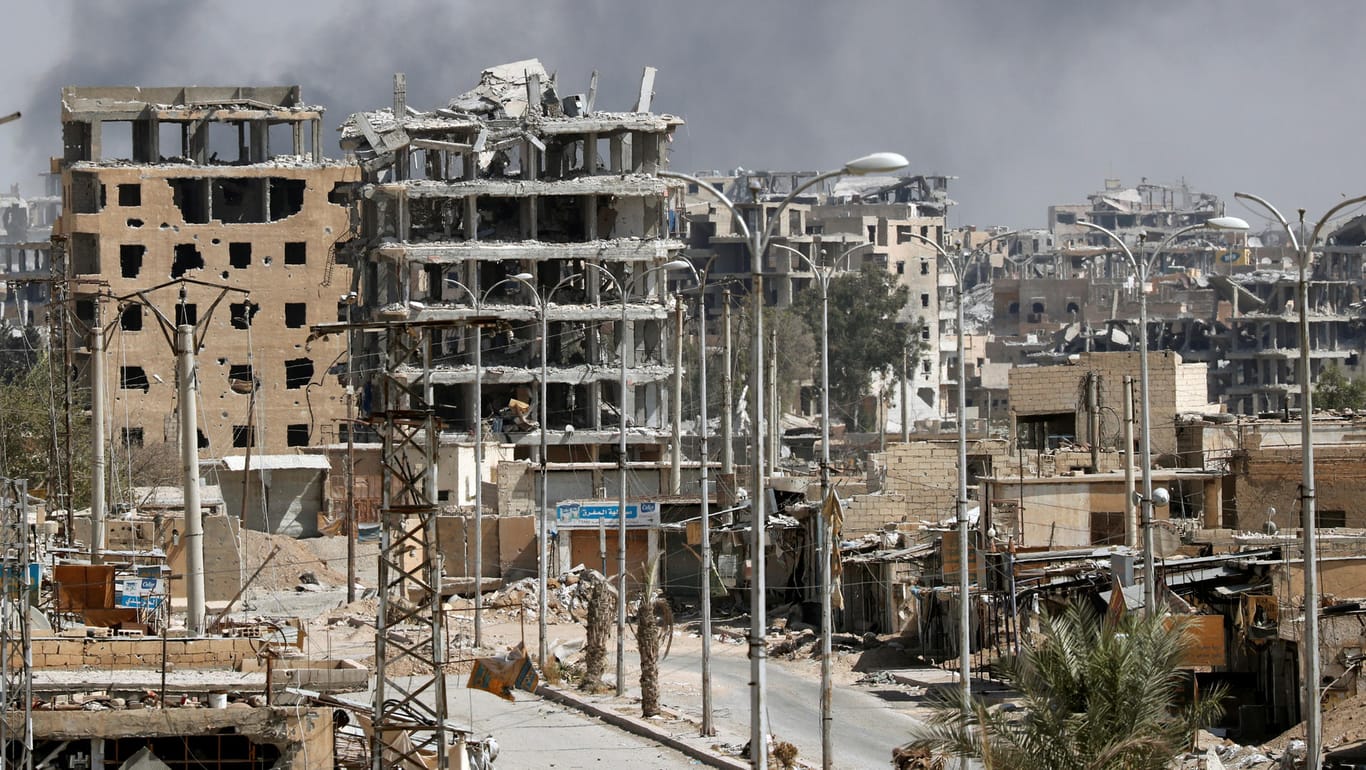 Im syrischen Bürgerkrieg zerstörte Häuser in der Stadt Rakka.