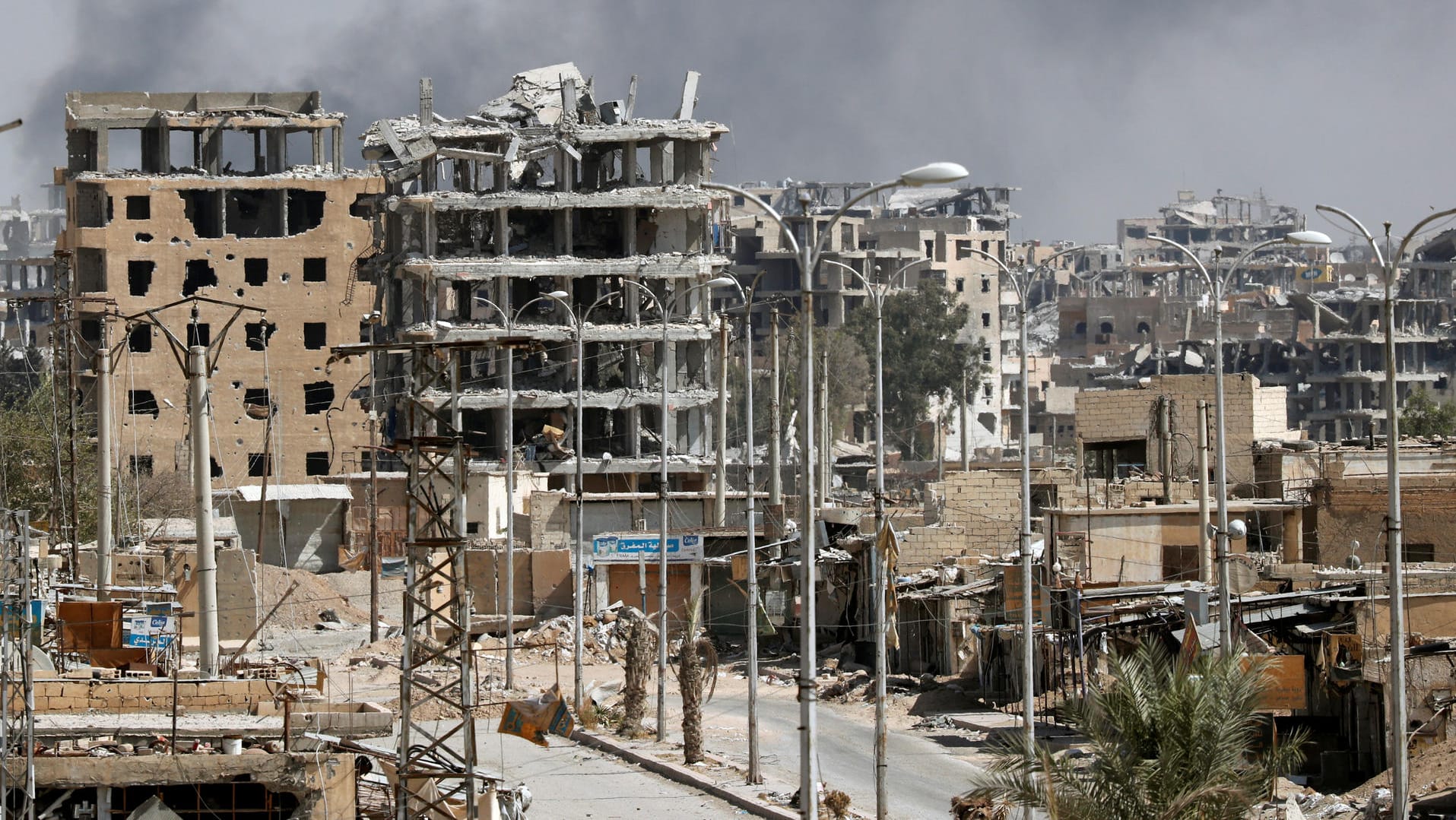 Im syrischen Bürgerkrieg zerstörte Häuser in der Stadt Rakka. Im syrischen Bürgerkrieg zerstörte Häuser in der Stadt Rakka.