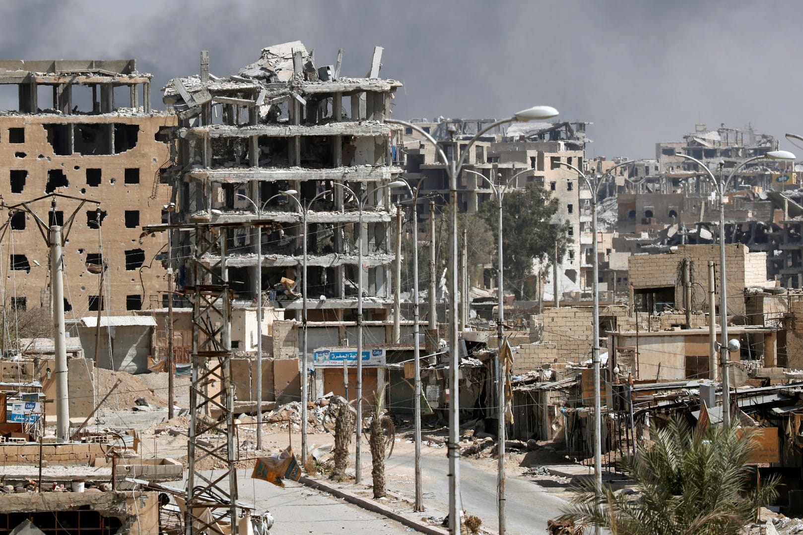 Im syrischen Bürgerkrieg zerstörte Häuser in der Stadt Rakka.