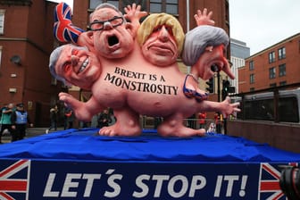 Die Demonstranten machten sich über die konservativen Politiker Großbritanniens lustig.