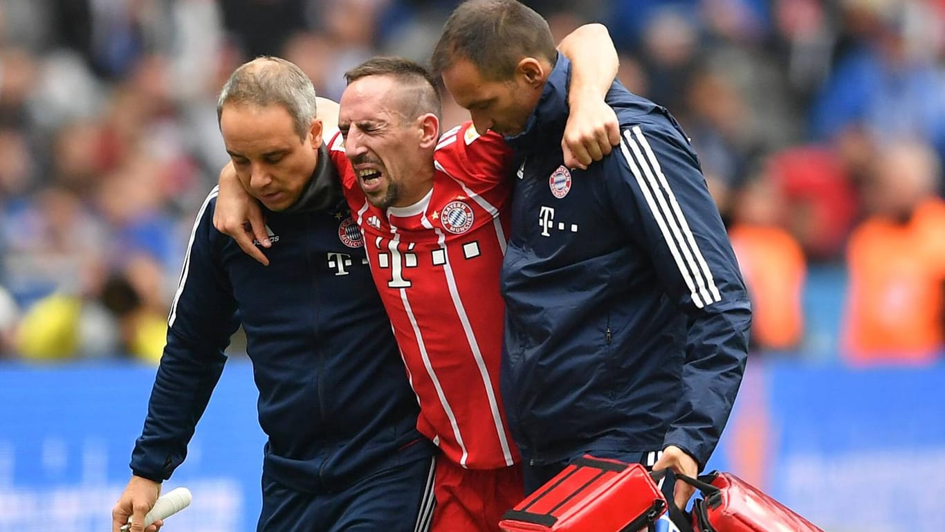 Schockmoment: Franck Ribéry wird im Olympiastadion vom Platz geschleppt.