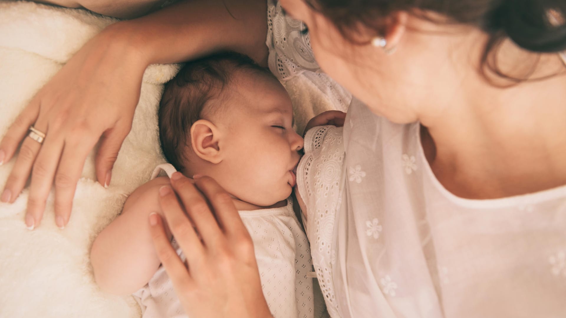 Muttermilch ist wichtig für die Entwicklung des Kindes. Trotzdem stillen viele Frauen immer kürzer.