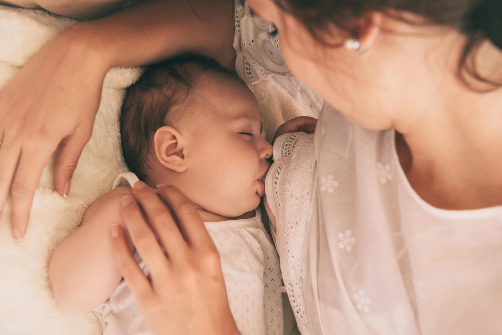 Muttermilch ist wichtig für die Entwicklung des Kindes. Trotzdem stillen viele Frauen immer kürzer.