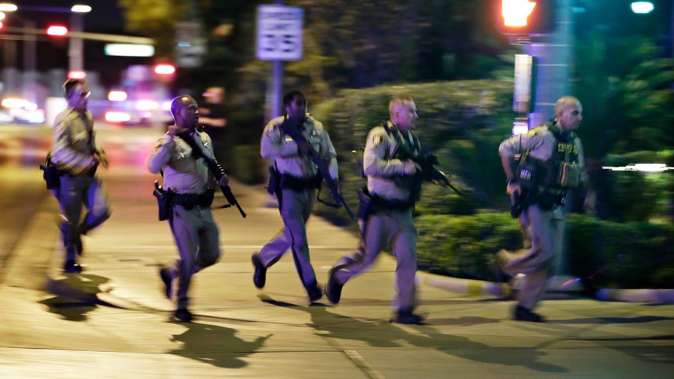 Bewaffnete Polizisten sind nach den Schüssen in Las Vegas im Einsatz.