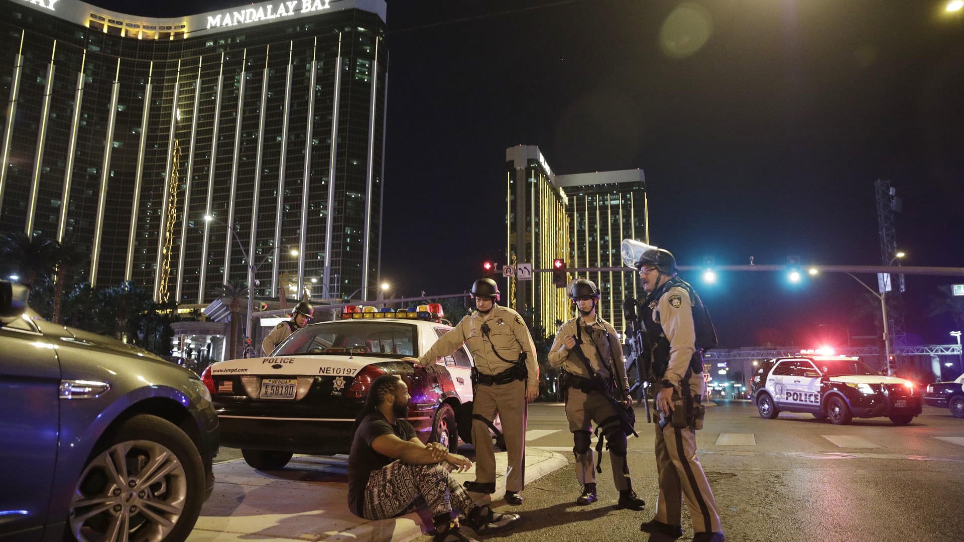 Vor dem Mandalay Bay: Polizisten sichern die Straße vor dem Hotelkomplex.