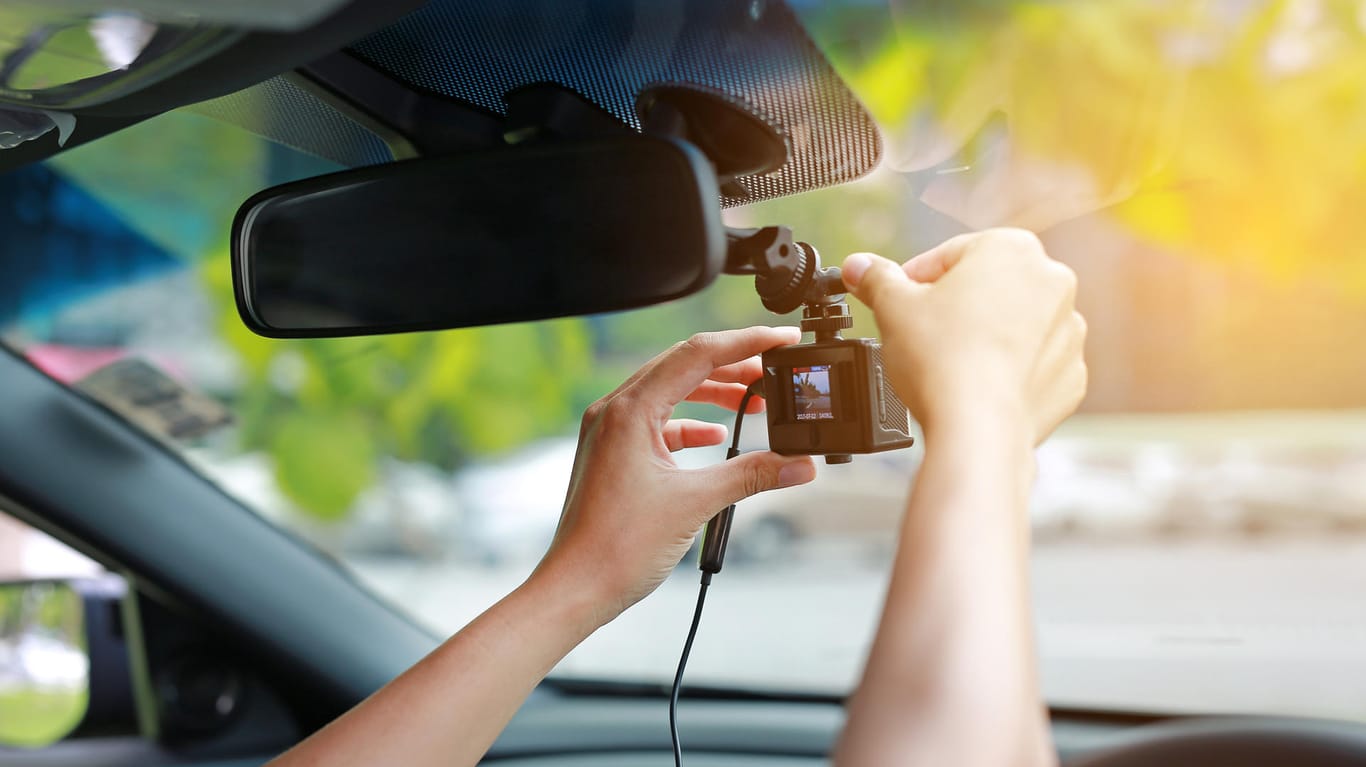 Viele Autofahrer haben Kameras im Auto. Doch das Filmen kann teuer werden.