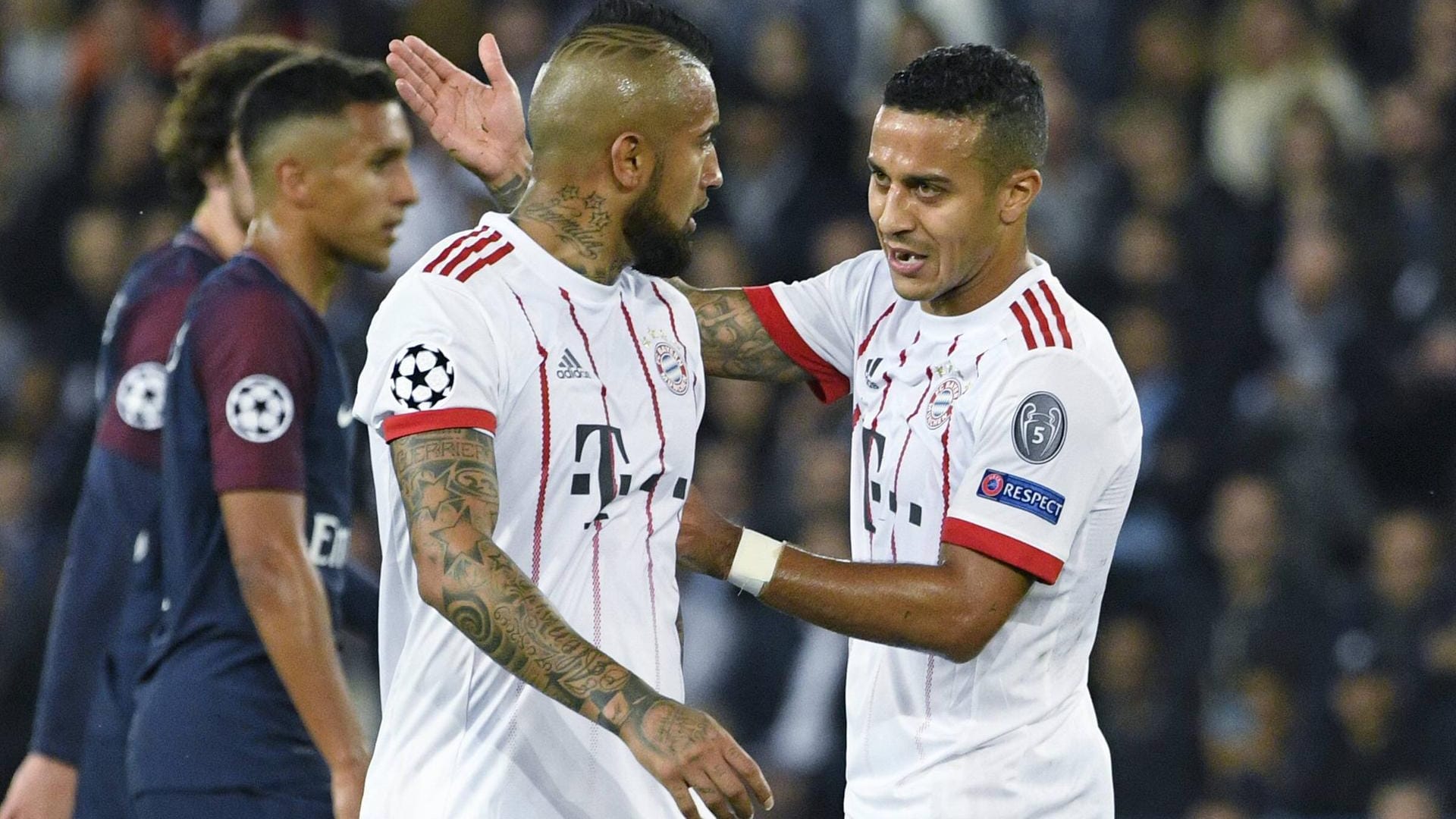 Arturo Vidal (l.) und Thiago beim 0:3 in Paris.