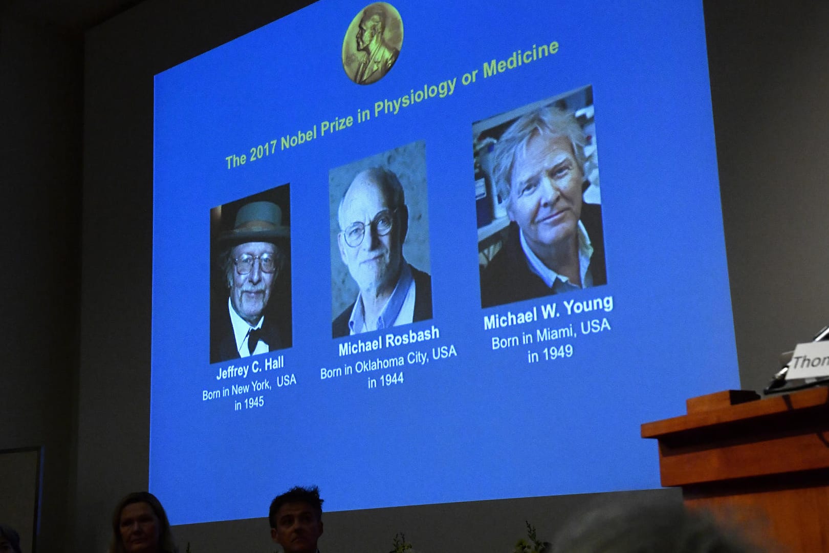 Der Nobelpreis für Medizin geht in diesem Jahr an die drei US-Amerikaner Jeffrey C. Hall, Michael Rosbash und Michael W. Young.