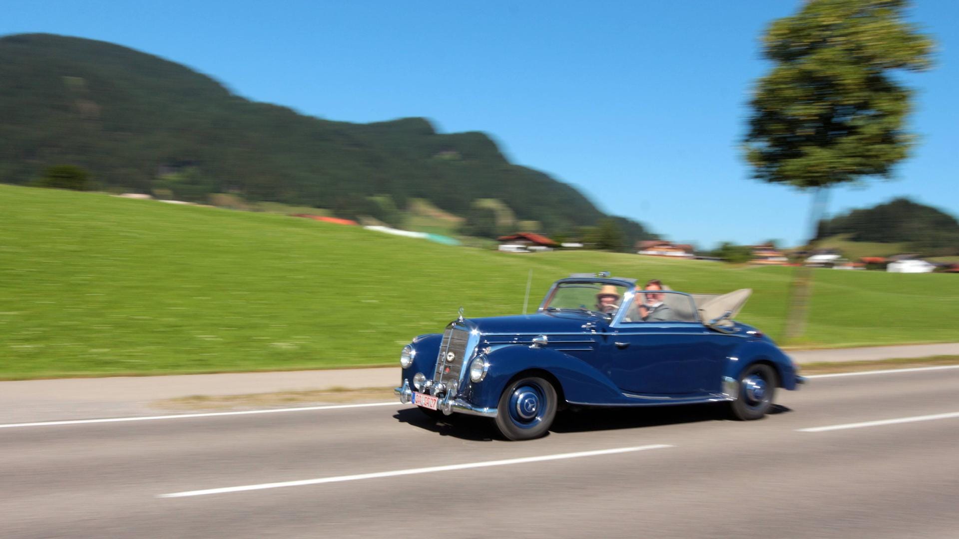 Zeitweise Zulassung: Mit Saisonkennzeichen lässt sich ein Auto jedes Jahr nur in den Monaten April bis Oktober nutzen. Zeitweise Zulassung: Mit Saisonkennzeichen lässt sich ein Auto jedes Jahr nur in den Monaten April bis Oktober nutzen.