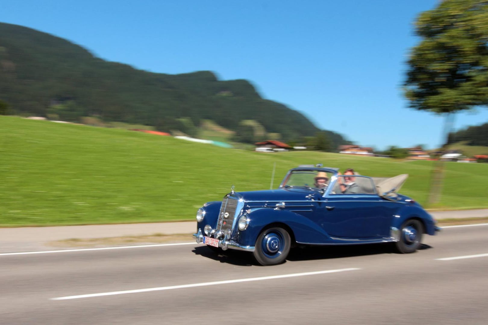 Zeitweise Zulassung: Mit Saisonkennzeichen lässt sich ein Auto jedes Jahr nur in den Monaten April bis Oktober nutzen.