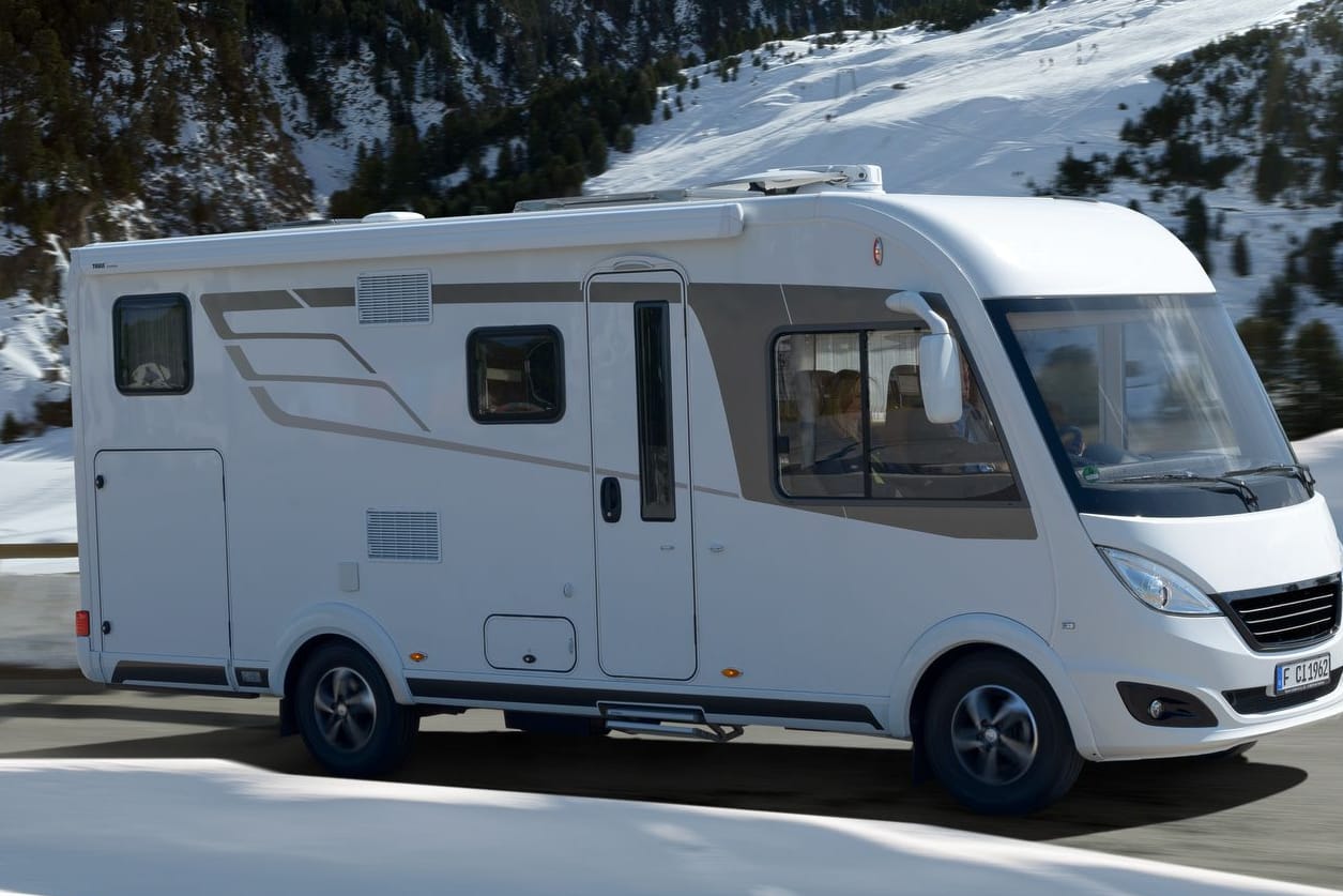Wintercaravaning im Trend: Ein Caravan in Schneelandschaft