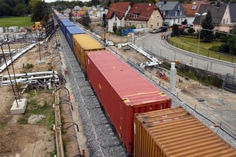 Es rollt wieder: Ein Güterzug bei Rastatt auf der wiedereröffneten Rheintalbahn-Strecke.