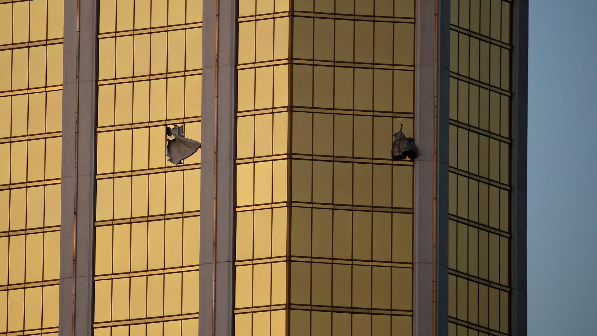 Die von Schüssen durchlöcherte Front des Mandalay Bay.