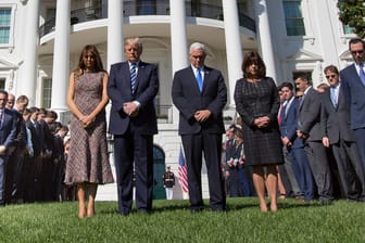 US-Präsident Donald Trump, seine Frau Melania Trump, Vizepräsident Mike Pence, dessen Frau Karen und Mitarbeiter des Weißen Hauses bei einer Schweigeminute in Gedenken an die Opfer von Las Vegas.