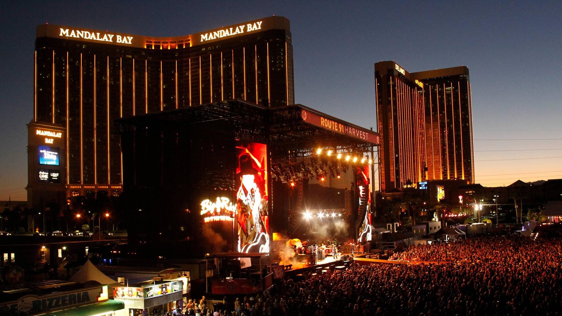 Kurz vor den Schüssen: Mehr als 20.000 Fans feiern vor der Bühne des Country-Festivals "Route 91". Im Hintergrund ist das "Mandalay Bay" zu sehen.