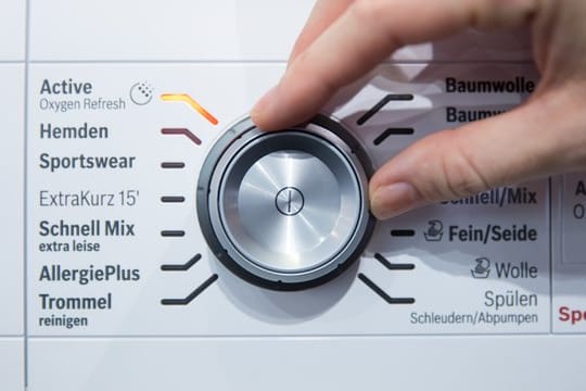 Wer Strom sparen möchte, sollte bei der Wäsche niedrige Temperaturen wählen.