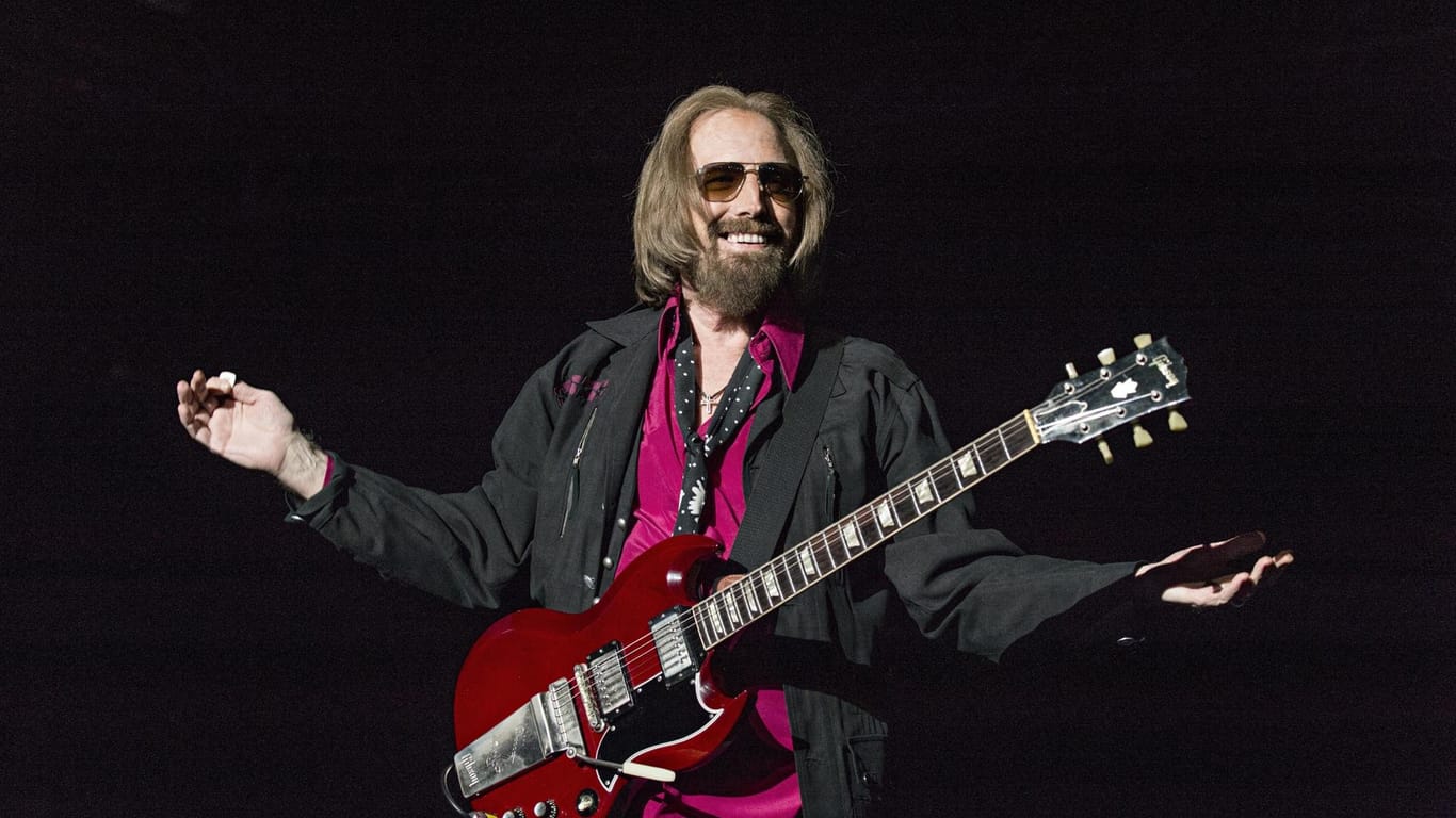 Der Musiker Tom Petty ist im Alter von 66 Jahren gestorben. Zunächst war sein Tod zur Verwirrung der Medien dementiert worden.