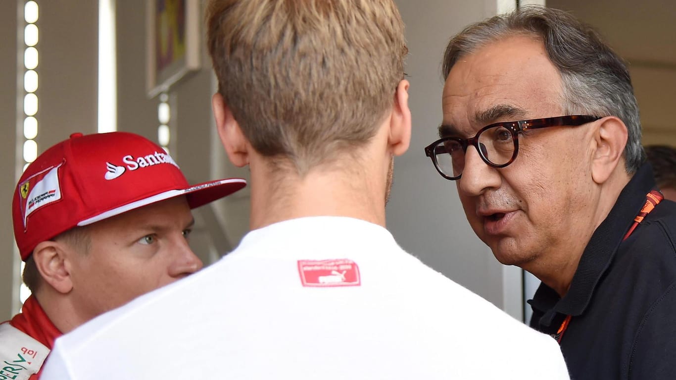 Ferrari-Boss Marchionne (r.) im Gespräch mit Räikkönnen und Vettel.