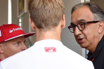 Ferrari-Boss Marchionne (r.) im Gespräch mit Räikkönnen und Vettel.