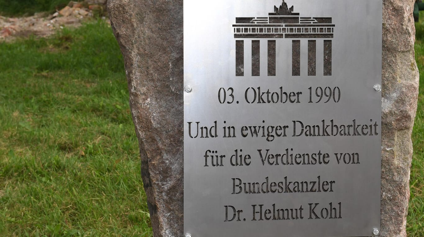 Der Gedenkstein für Altkanzler Kohl trägt die Inschrift «In Gedenken an die Deutsche Einheit - 3. Oktober 1990 - Und in ewiger Dankbarkeit für die Verdienste von Bundeskanzler Dr. Helmut Kohl».