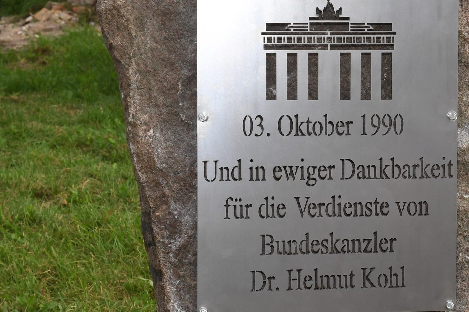 Der Gedenkstein für Altkanzler Kohl trägt die Inschrift «In Gedenken an die Deutsche Einheit - 3. Oktober 1990 - Und in ewiger Dankbarkeit für die Verdienste von Bundeskanzler Dr. Helmut Kohl».