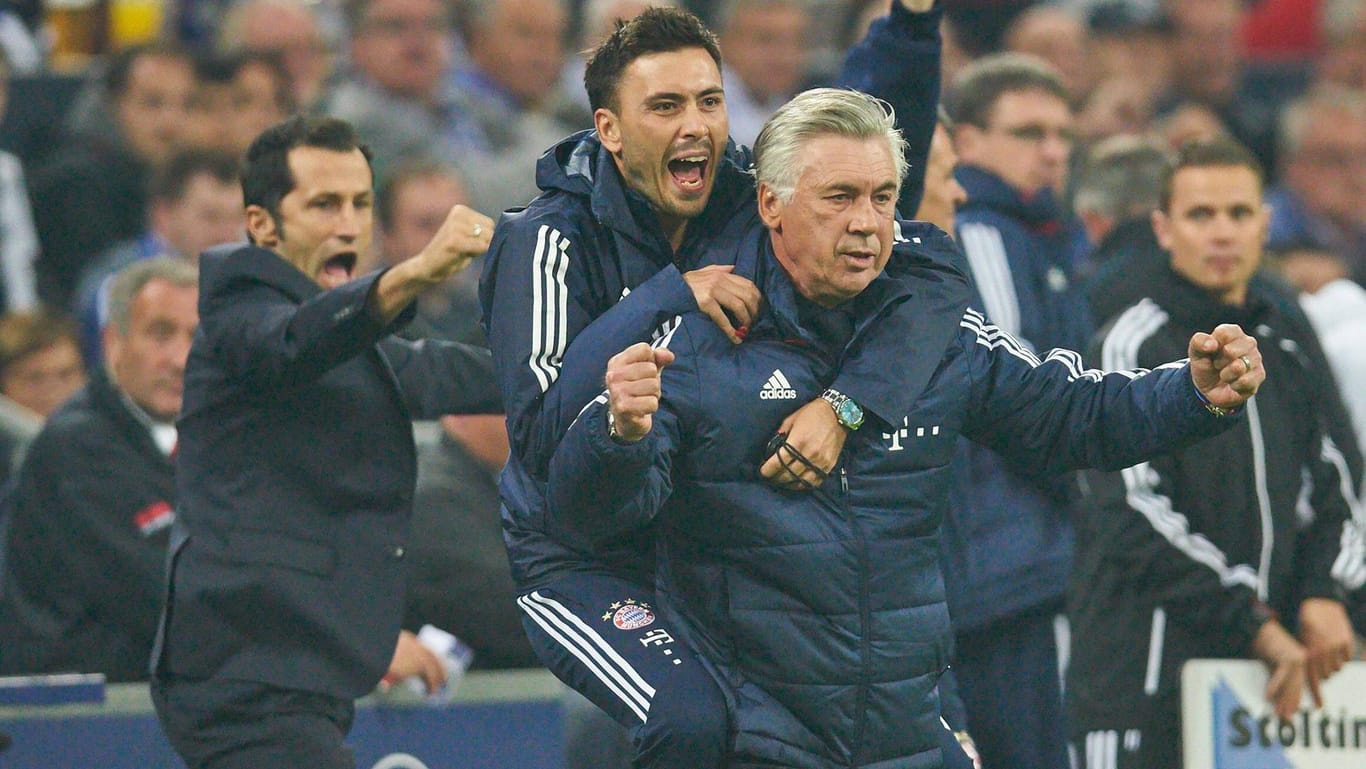 Davide Ancelotti springt seinem Vater nach dem 3:0 auf Schalke auf den Rücken.
