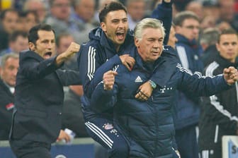 Davide Ancelotti springt seinem Vater nach dem 3:0 auf Schalke auf den Rücken.