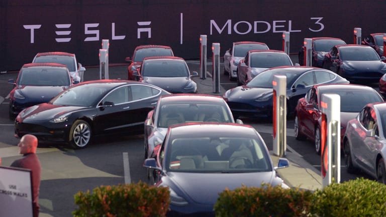 Der Elektroautohersteller Tesla stößt bei der Produktion seines neuen Model 3 auf Hindernisse.