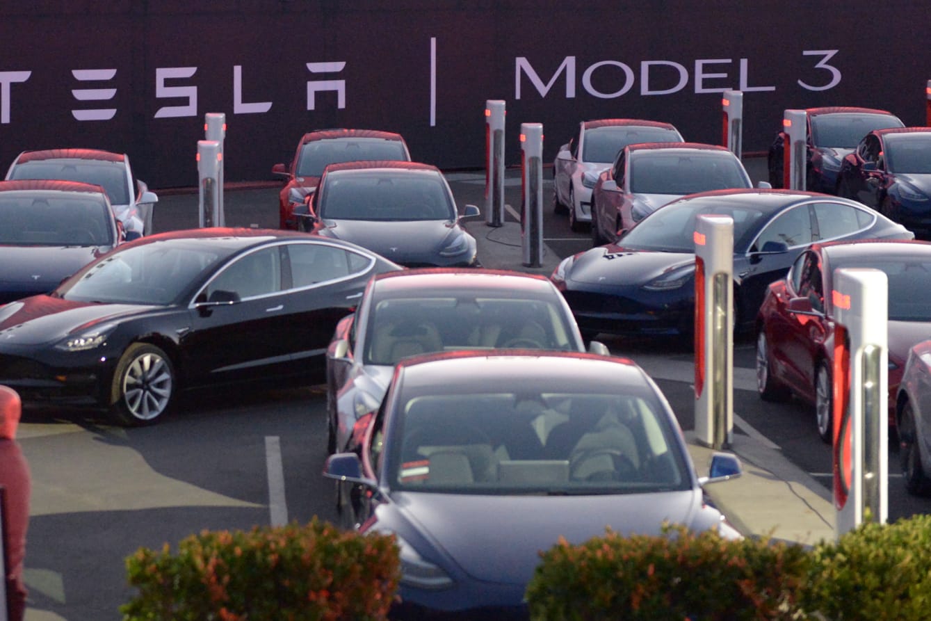 Der Elektroautohersteller Tesla stößt bei der Produktion seines neuen Model 3 auf Hindernisse.