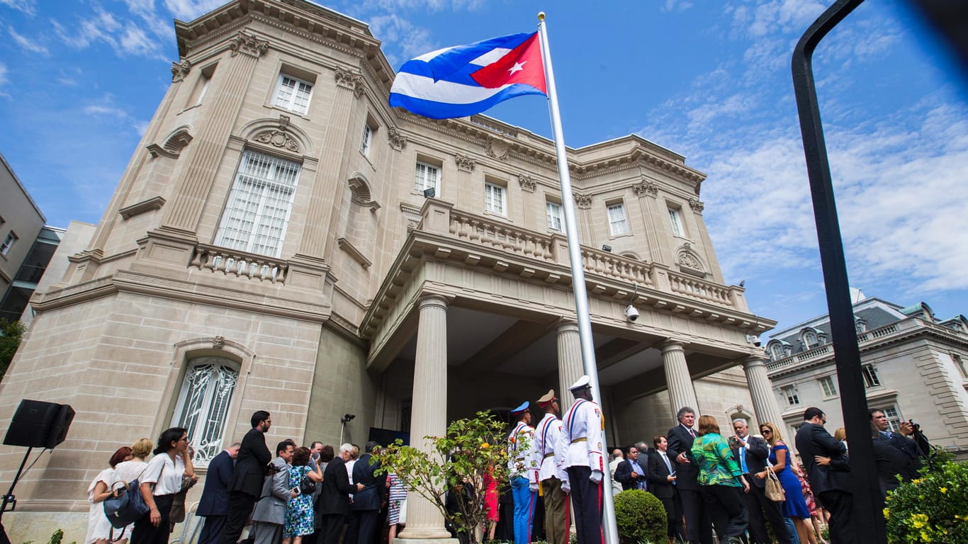 Die kubanische Flagge weht in Washington vor der Botschaft von Kuba.