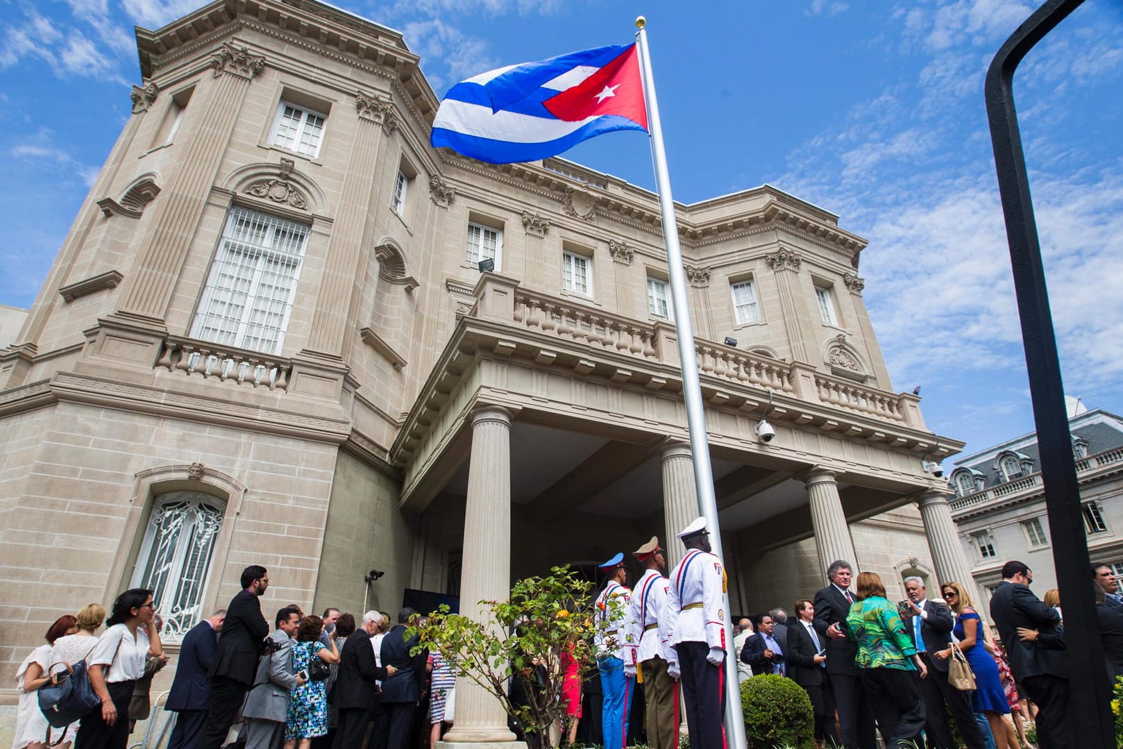 Die kubanische Flagge weht in Washington vor der Botschaft von Kuba.