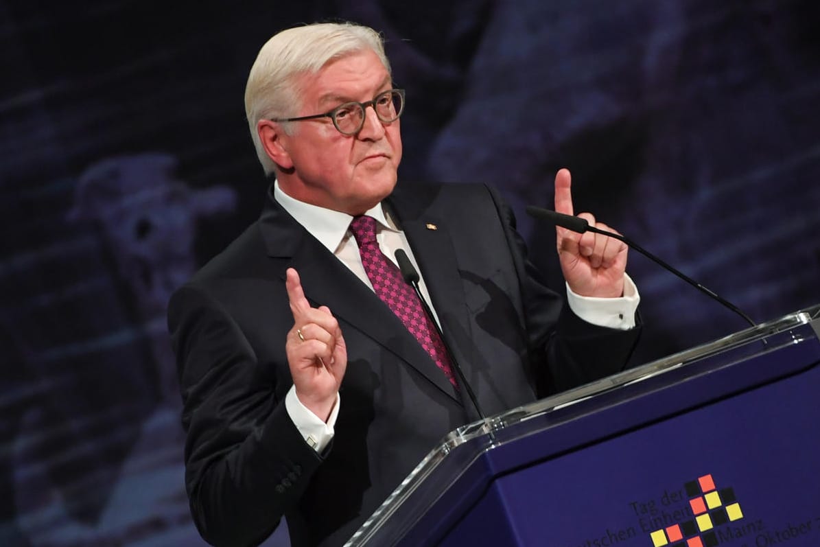 Frank-Walter Steinmeier spricht beim Festakt zur Einheitsfeier in der Rheingoldhalle in Mainz.