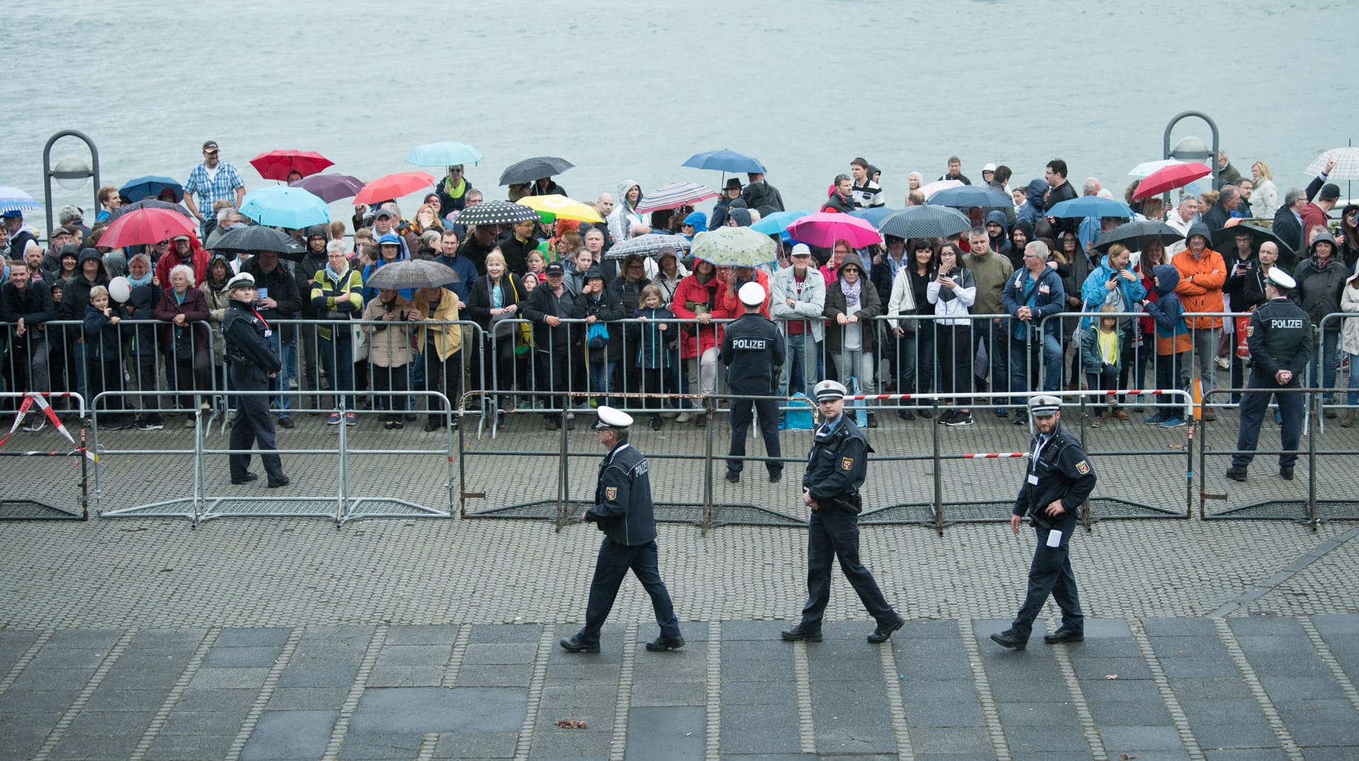 Polizisten kontrollieren den Sicherheitsbereich vor der Rheingoldhalle in Mainz.