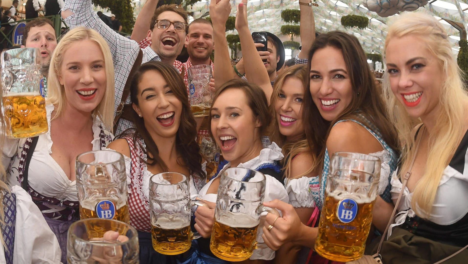 Junge Wiesn-Besucher feiern im Hofbräuzelt.