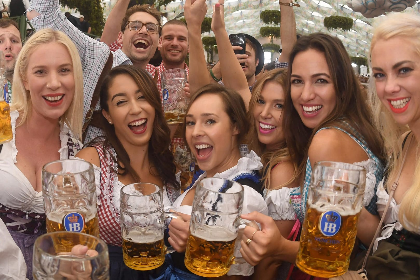 Junge Wiesn-Besucher feiern im Hofbräuzelt.