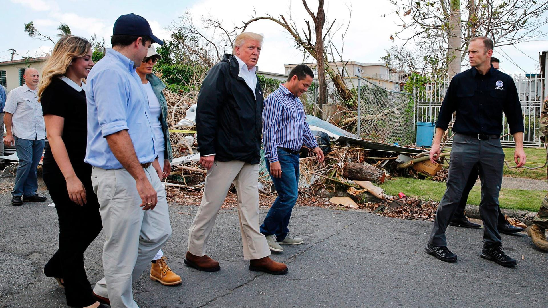 Donald Trump besichtigt in Guaynabo auf Puerto Rico Sturmschäden durch Hurrikan "Maria". Donald Trump besichtigt in Guaynabo auf Puerto Rico Sturmschäden durch Hurrikan "Maria".
