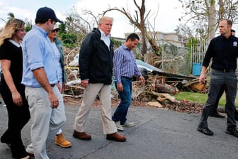 Donald Trump besichtigt in Guaynabo auf Puerto Rico Sturmschäden durch Hurrikan "Maria".