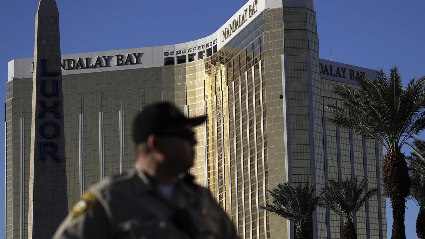 Ein Polizist steht vor dem Hotel Mandalay Bay in Las Vegas, wo Stephen Paddock sich zu seiner Tat verschanzt hatte.