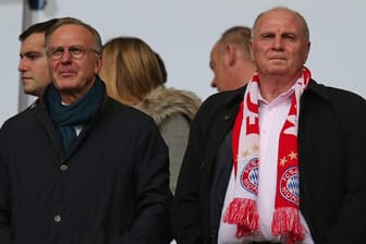 Der Vorstandsvorsitzende Karl-Heinz Rummenigge und Präsident Uli Hoeneß beim Auswärtsspiel in Berlin (2:2) auf der Tribüne. Sie haben sich schon mal besser verstanden als in diesen Tagen.