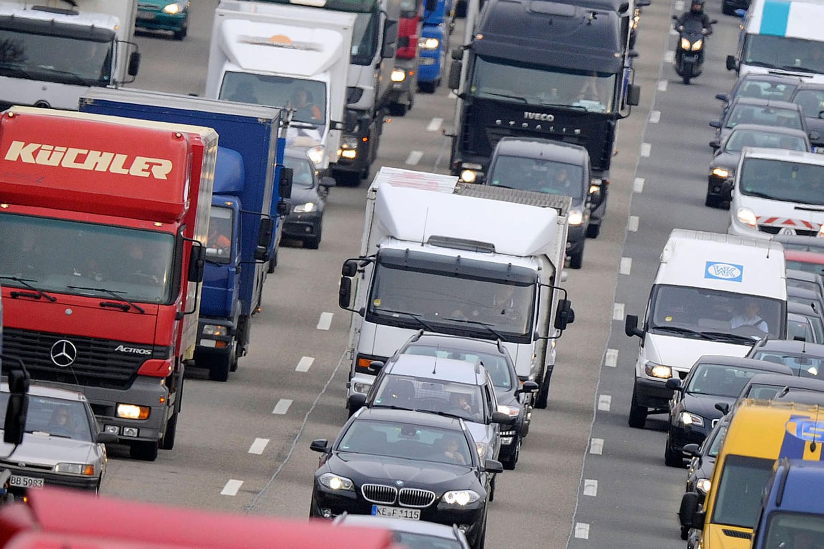 Stau auf der Autobahn A3 bei Leverkusen: In weiten Teilen des Rhein-Main-Gebiets kann es wegen des Ferienstarts in Hessen zu Verzögerungen auf den umliegenden Autobahnen kommen.