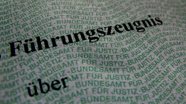 Für bestimmte berufliche- oder ehrenamtliche Tätigkeiten verlangen Arbeitgeber oder Organisationen einen Nachweis der Straffreiheit über ein amtliches Führungszeugnis.