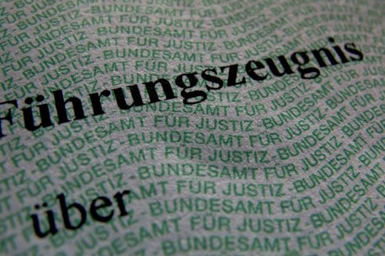 Für bestimmte berufliche- oder ehrenamtliche Tätigkeiten verlangen Arbeitgeber oder Organisationen einen Nachweis der Straffreiheit über ein amtliches Führungszeugnis.