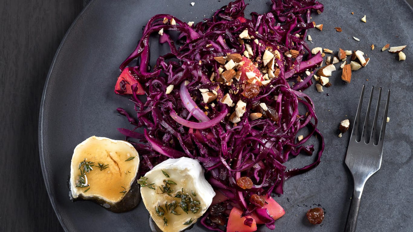 Rotkohl kennen die meisten gekocht – etwa zu Gans und Klößen. Man kann aber auch einen leckeren Salat daraus zaubern. Der passt zum Beispiel gut zu Ziegenkäse.