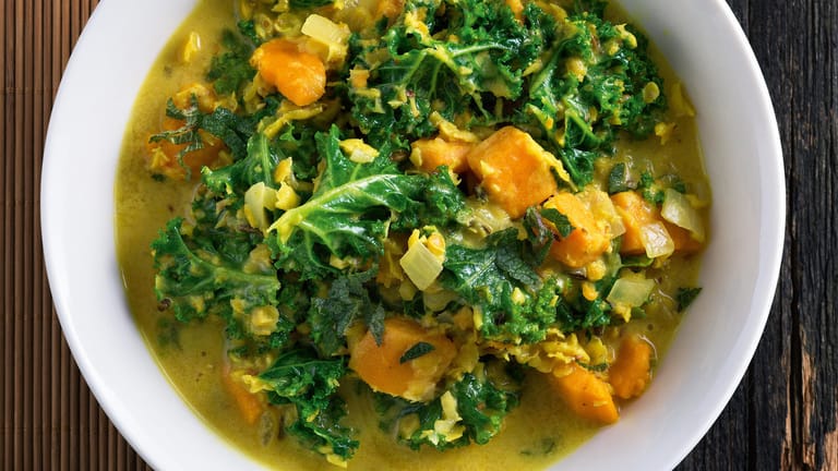 Statt mit Hühnchen oder Garnelen kann man ein Curry auch vegetarisch mit Grünkohl und Süßkartoffeln zubereiten.