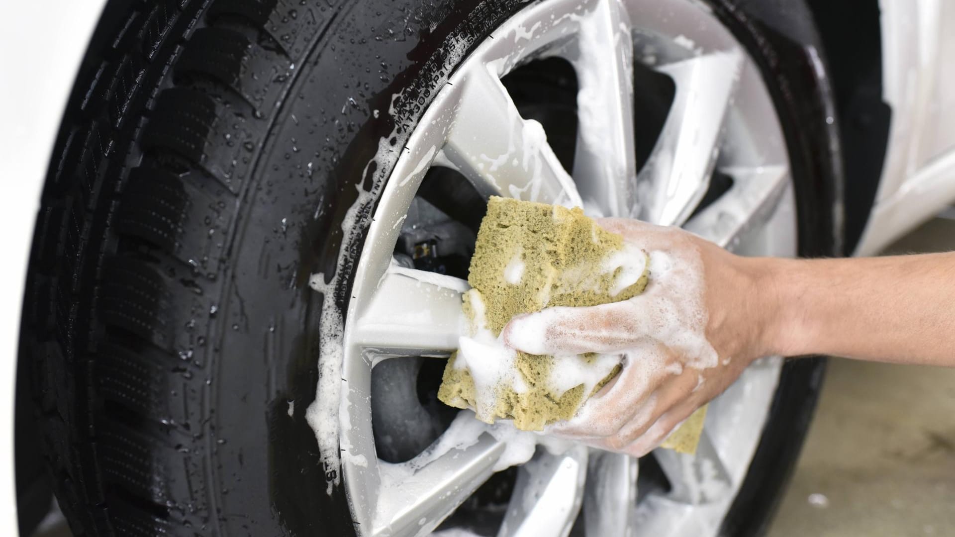 "Auto Motor und Sport" hat zehn Felgenreiniger getestet. Dabei landete der günstigste auf Platz zwei.