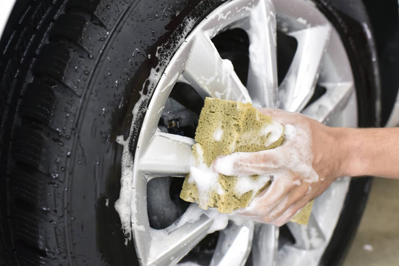 "Auto Motor und Sport" hat zehn Felgenreiniger getestet. Dabei landete der günstigste auf Platz zwei.